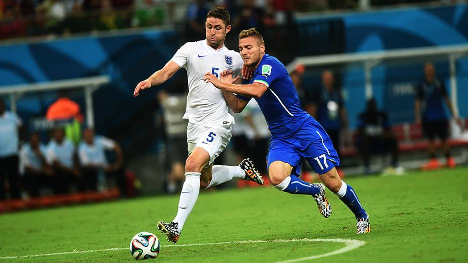 O inglês Cahill disputa a bola com Ciro Immobile, da Itália, na Arena Amazônia em Manaus