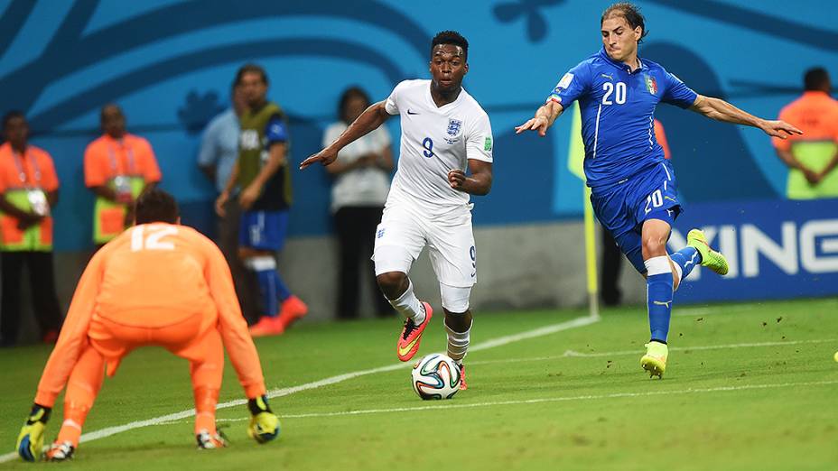 Daniel Sturridge, da Inglaterra, é marcado pelo italiano Gabriel Paletta