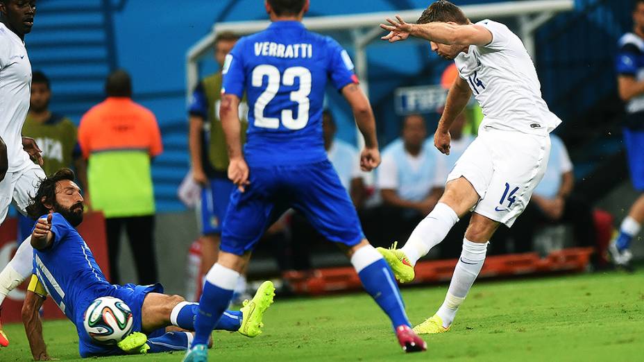 O inglês Jordan Henderson chuta contra o gol da Itália