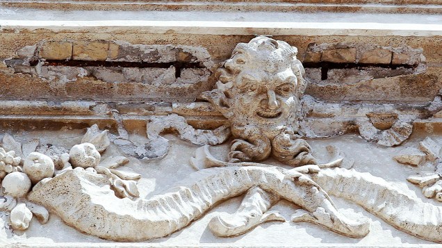 A Fontana di Trevi, famoso monumento de Roma, está perdendo pedaços de sua estrutura. No fim de semana, detalhes do friso superior da fonte se desprenderam, alertando para a necessidade de um novo trabalho de restauração no local