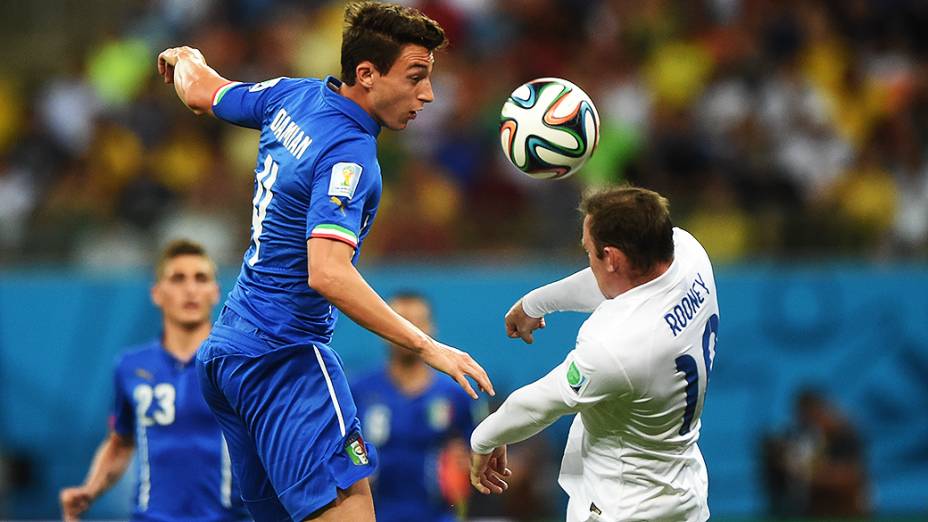 O italiano Matteo Darmian disputa a bola com o inglês Rooney no jogo na Arena Amazônia, em Manaus