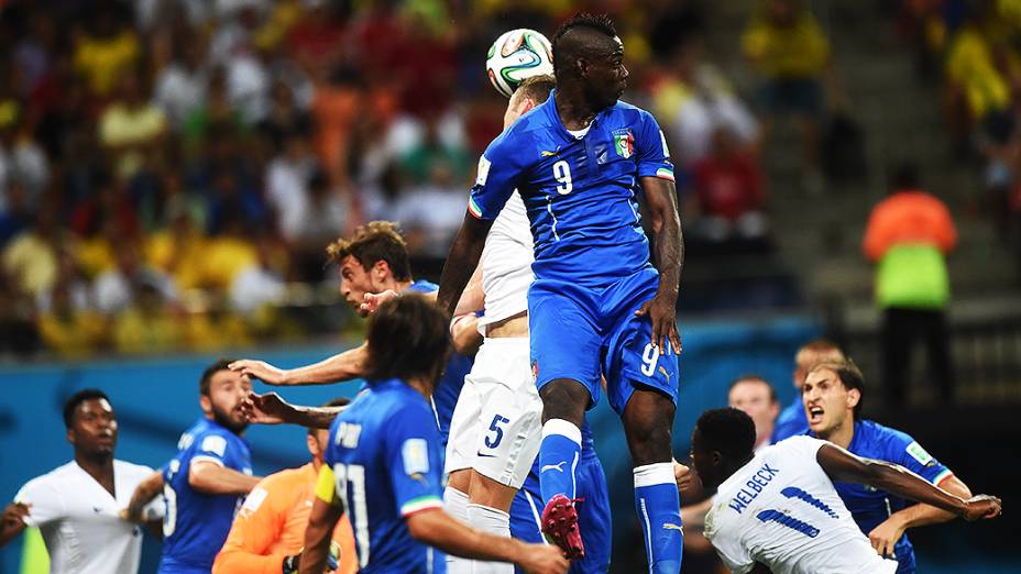 Lance de escanteio no jogo entre Inglaterra e Itália na Arena Amazônia, em Manaus