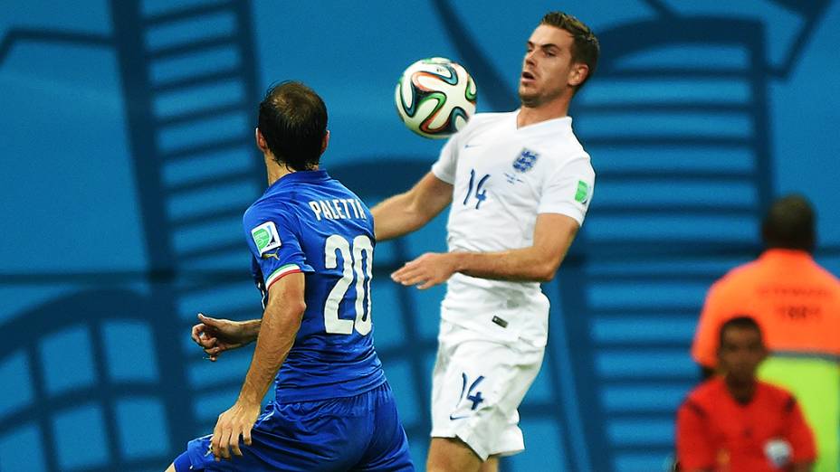 Jordan Henderson, da Inglaterra, domina a bola no peito no jogo contra a Itália na Arena Amazônia, em Manaus