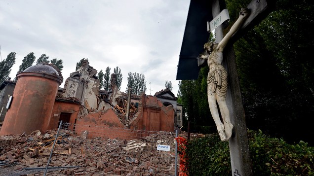 Terremoto mata 7 e desabriga 3 mil na Itália; Danos à igreja de Buanacompra causados pelo terremoto, em Ferrara