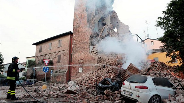 Estragos causados pelo terremoto no norte da Itália: pelo menos seis pessoas morreram e mais de 50 ficaram feridas