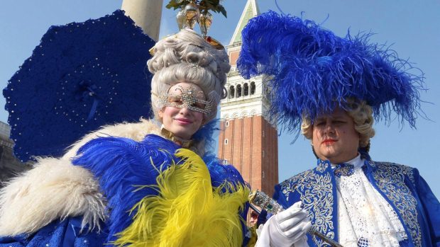 Pessoas fantasiadas para o tradicional Carnaval de Veneza, na Itália - 18/022012