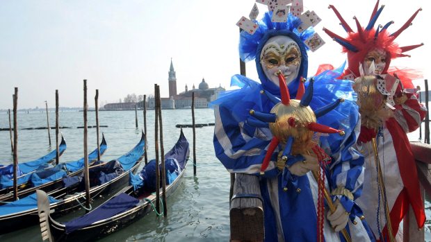 Pessoas fantasiadas para o tradicional Carnaval de Veneza, na Itália - 18/02/2012