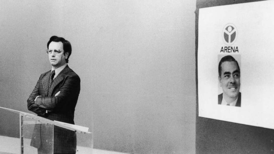 Itamar Franco, candidato do MDB ao Senado, aguardando José Augusto, candidato da Arena, para o debate na TV Itacolomi, 1974