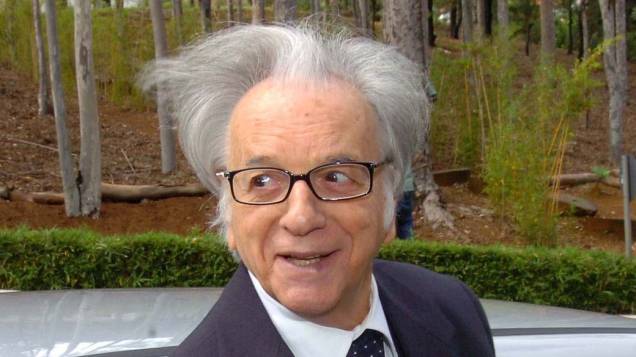 Itamar Franco assumiu a Presidência da República logo após o afastamento de Fernando Collor, devido a um processo de impeachment, em 1992. Em seu mandato, realizou um plebiscito sobre o sistema de governo, onde ficou definida a permanência da república presidencialista. Falecido em 2011, Itamar torcia para o Sport Club Juiz de Fora Itamar Franco assumiu a Presidência da República logo após o afastamento de Fernando Collor, devido a um processo de impeachment, em 1992. Em seu mandato, realizou um plebiscito sobre o sistema de governo, onde ficou definida a permanência da república presidencialista. Falecido em 2011, Itamar torcia para o Sport Club Juiz de Fora