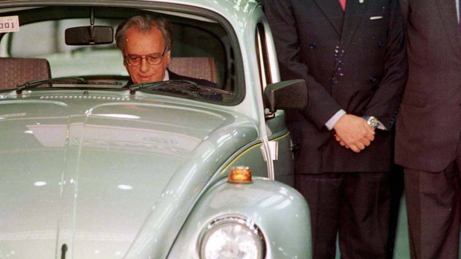O presidente Itamar Franco dentro de um Fusca na fábrica da Volkswagen em São Bernardo do Campo, 1993