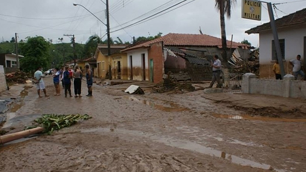 Pelo menos dez pessoas, incluindo duas crianças, morreram depois que um temporal que atingiu a cidade de Itaoca, no Alto Ribeira, no Estado de São Paulo