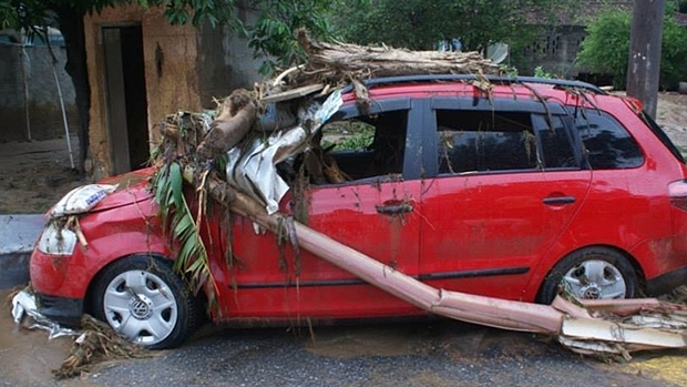 Carro destruído após fortes chuvas na região do Vale do Ribeira