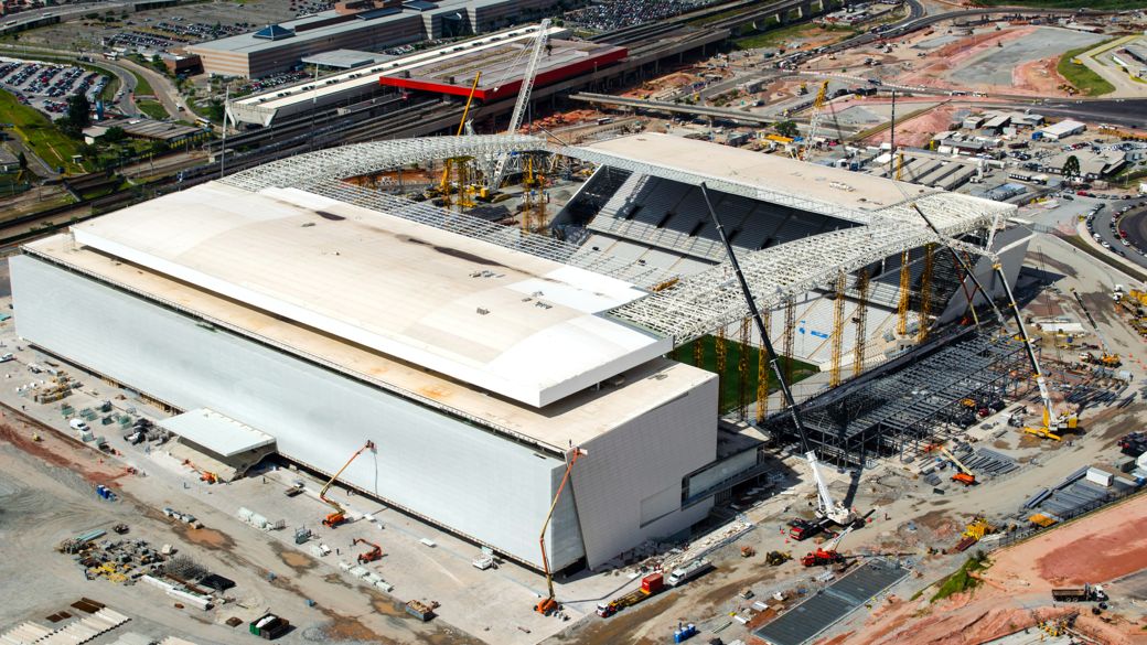 A montagem das arquibancadas temporárias no Itaquerão, em São Paulo; obra teve inúmeros problemas