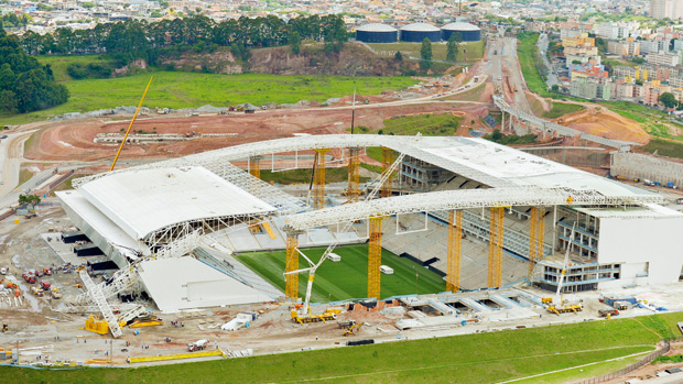 Arena suspensa: o guindaste que desabou (à esq.) e paralisou as obras do Itaquerão: a entrega do estádio atrasará de um a três meses