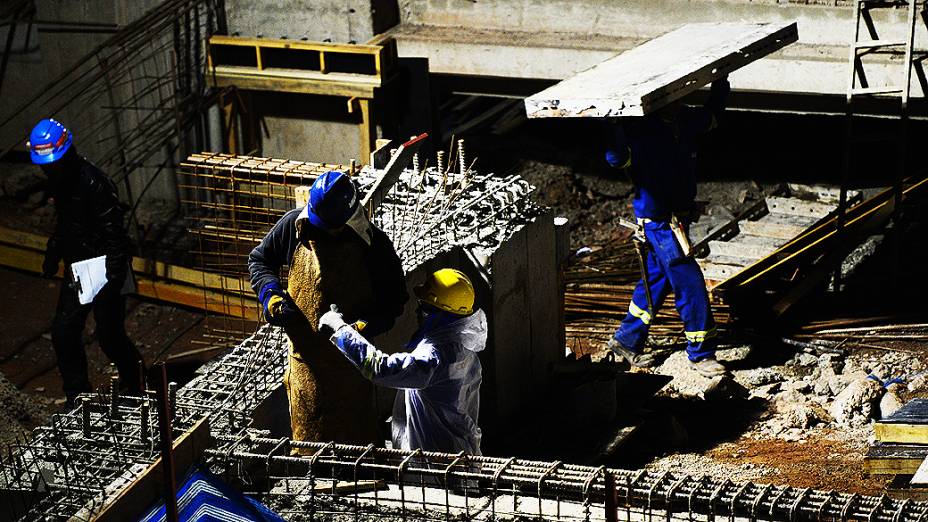 Operários trabalham no setor Leste da obra do Itaquerão
