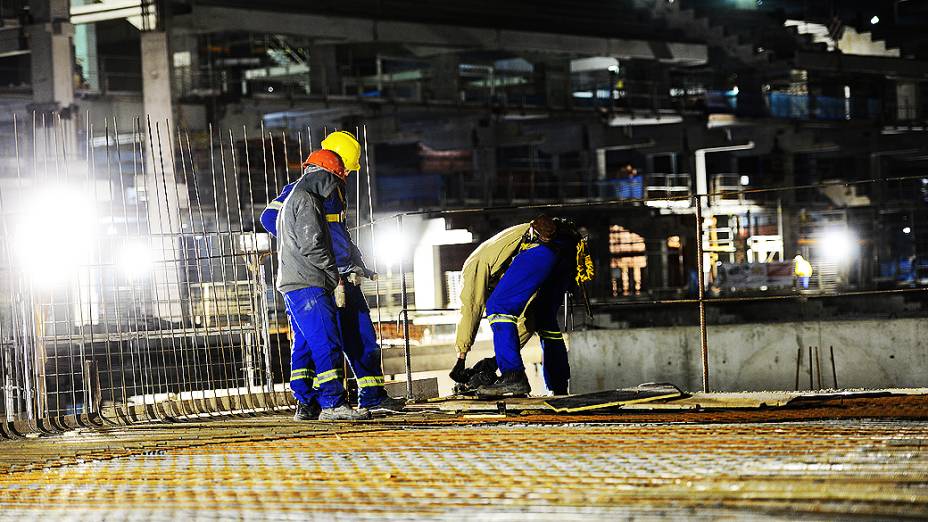 Operários trabalham dia e noite para erguer estádio do Corinthians, em Itaquera, Zona Leste de São Paulo