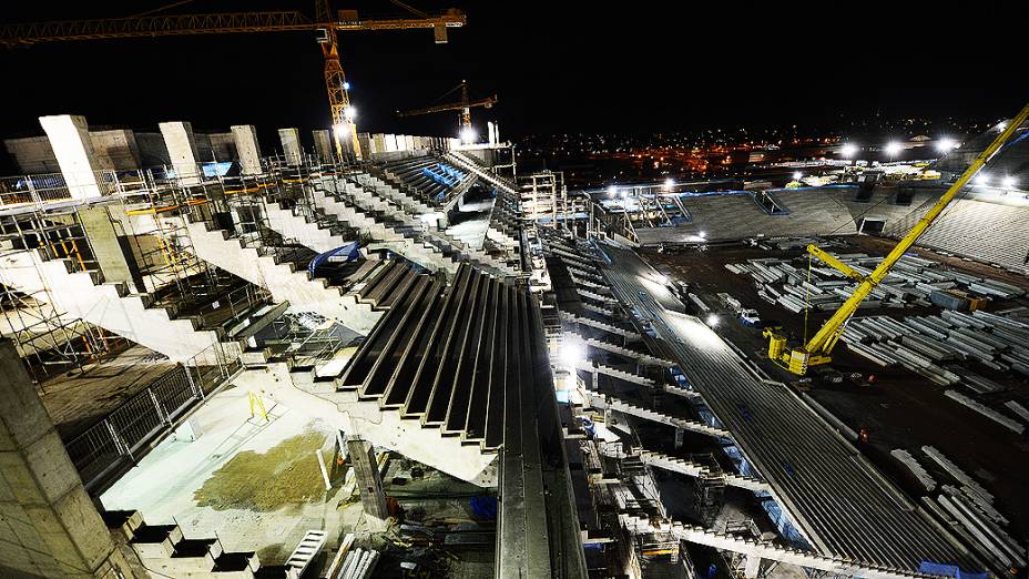 Vista noturna das obras no setor oeste do estádio do Corinthians, em Itaquera, região leste de São Paulo