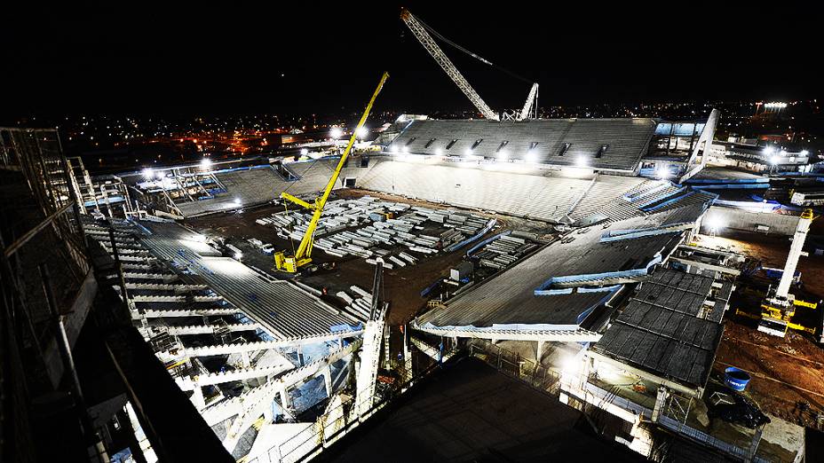Vista noturna das obras do estádio do Corinthians, em Itaquera, região leste de São Paulo