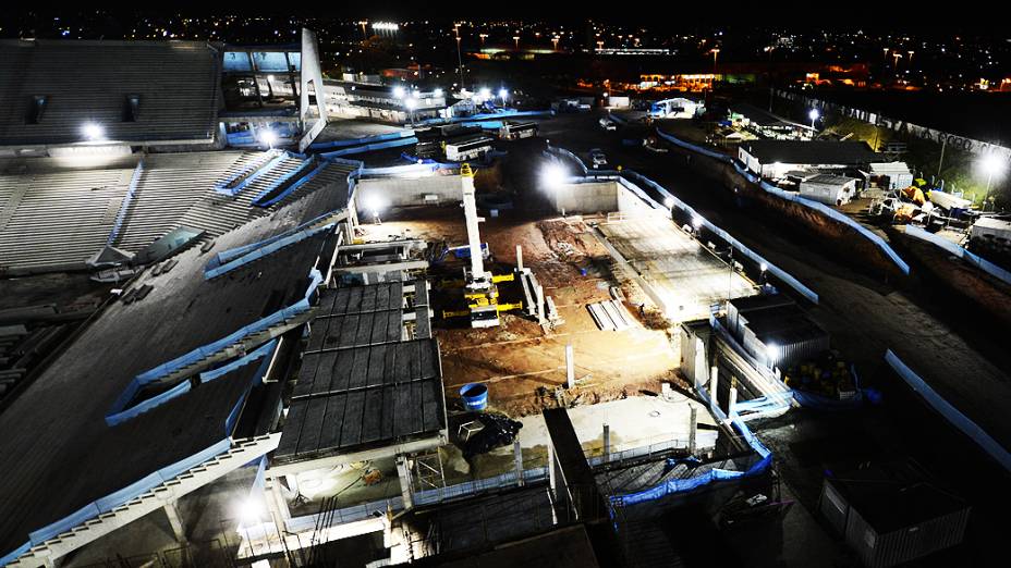 Vista noturna das obras do estádio do Corinthians, em Itaquera, região leste de São Paulo