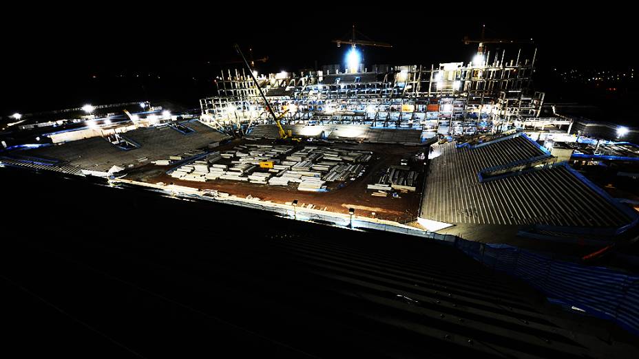 Vista noturna das obras do estádio do Corinthians, em Itaquera, região leste de São Paulo