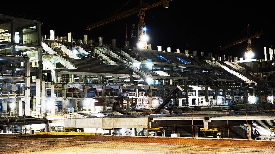 Vista noturna das obras no setor oeste do estádio do Corinthians, em Itaquera, região leste de São Paulo