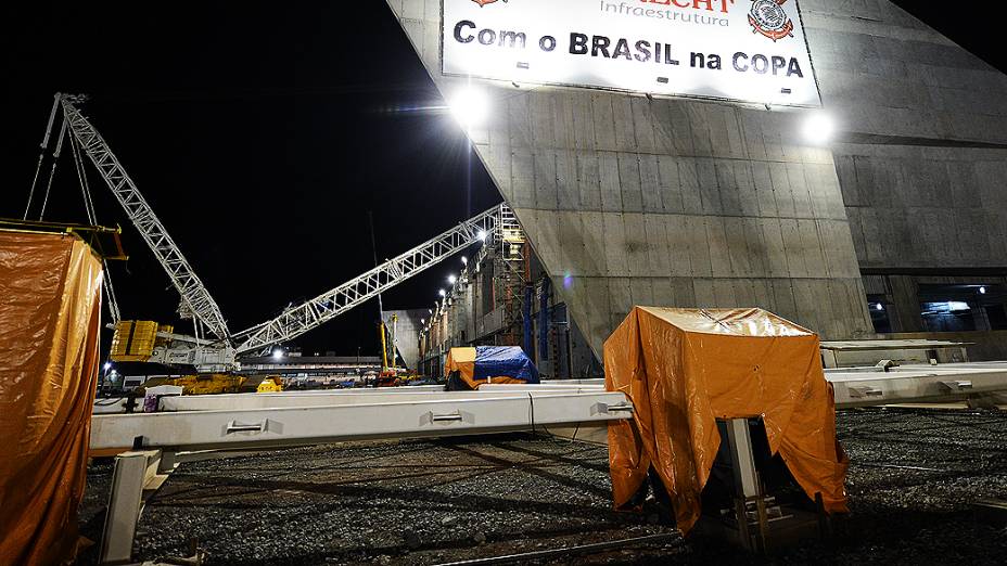 Vista noturna do lado de fora do Itaquerão