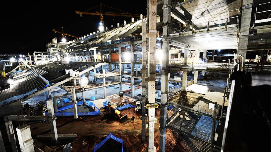 Vista noturna das obras do estádio do Corinthians, em Itaquera, região leste de São Paulo