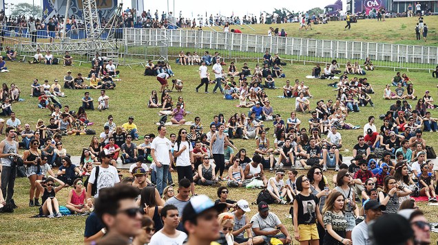 Público durante apresentação da banda Far From Alaska no segundo dia do Festival Lollapalooza 2015, em São Paulo