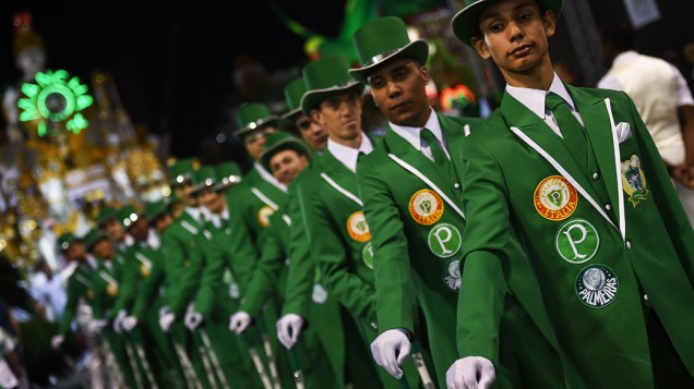 Comissão de Frente da Mancha Verde durante desfiles das escolas de samba do Grupo Especial paulistano, na noite desta sexta-feira (13) no Sambódromo do Anhembi, na Zona Norte de São Paulo