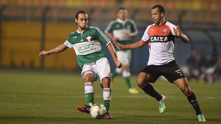 Valdívia, do Palmeiras, toca a bola no jogo contra o Vitória