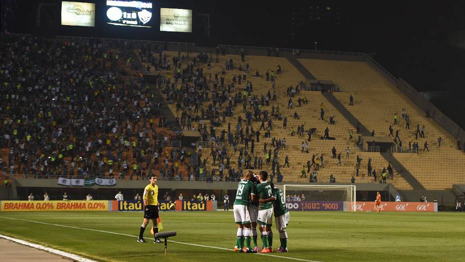 No Pacaembu, jogadores do Palmeiras comemoram gol contra o Vitória