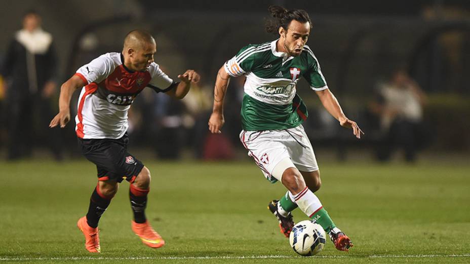 Lance de Valdívia, jogador do Palmeiras, em jogo neste quinta (25) contra o time do Vitória no Pacaembu