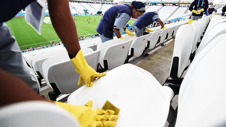Funcionários limpam as cadeiras do Itaquerão antes da abertura da Copa, em São Paulo