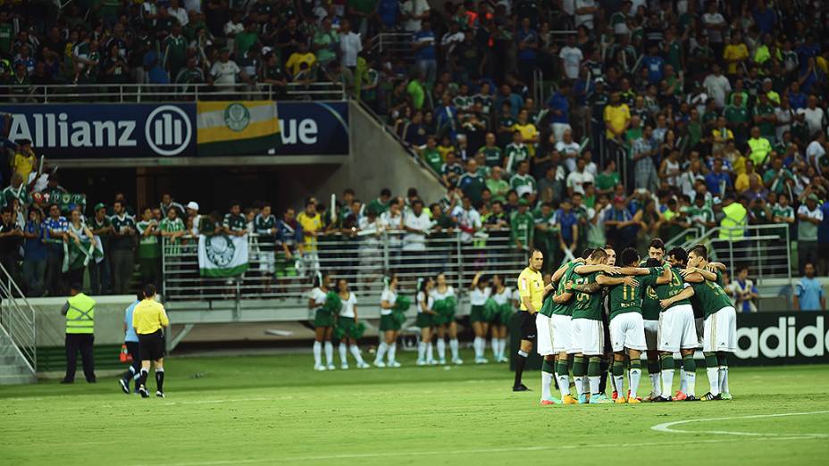 Jogadores do Palmeiras se reúnem antes da partida contra o Sport, na estreia da Arena Palmeiras