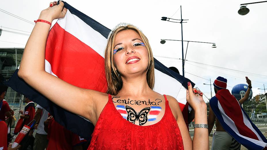 Torcedora da Costa Rica chega na Arena Fonte Nova para o jogo contra a Holanda, em Salvador