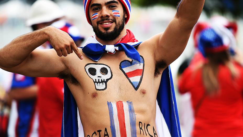 Torcedor da Costa Rica chega na Arena Fonte Nova para o jogo contra a Holanda, em Salvador