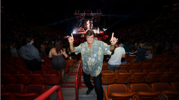 O cantor Sidney Magal acompanha apresentação de Ivete Sangalo na American Airlines Arena, em Miami