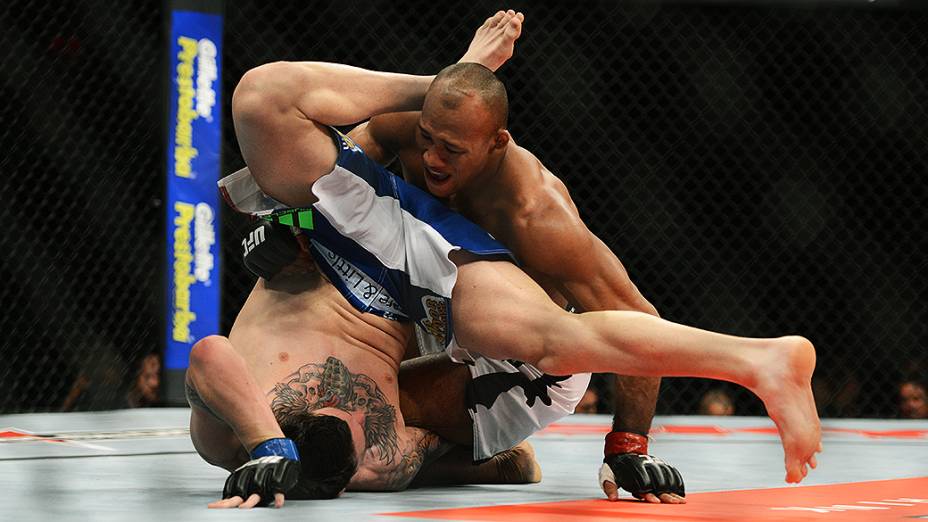 O brasileiro Ronaldo Jacaré vence o americano Chris Camozzi no UFC Jaraguá do Sul, norte de Santa Catarina