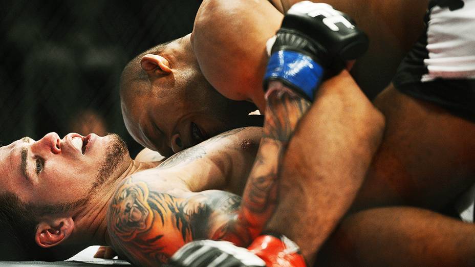 O brasileiro Ronaldo Jacaré vence o americano Chris Camozzi no UFC Jaraguá do Sul, norte de Santa Catarina