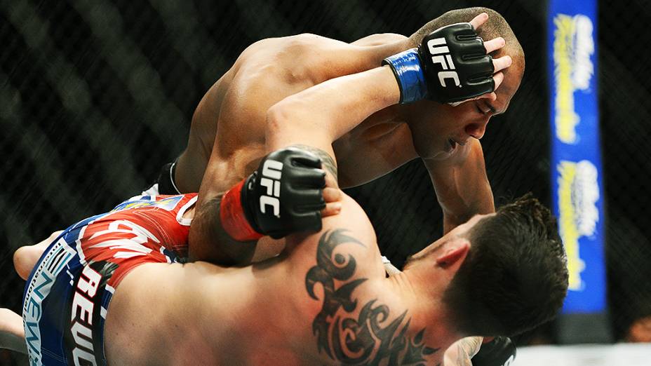 O brasileiro Ronaldo Jacaré vence o americano Chris Camozzi no UFC Jaraguá do Sul, norte de Santa Catarina