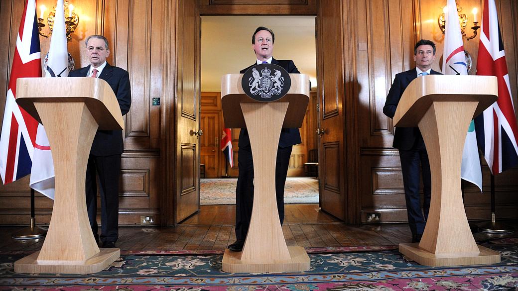 Reunião em Londres: Jacques Rogge, do COI, David Cameron, primeiro-ministro britânico, e Sebastian Coe, presidente do Comitê Organizador Local, falam sobre o andamento dos preparativos para a Olimpíada de Londres