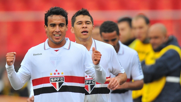 Jadson e Osvaldo (atrás) comemoram gol do São Paulo na vitória de 3 a 1 sobre o Coritiba
