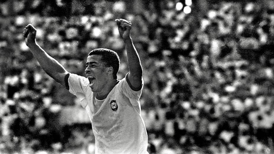 Jairzinho comemorando gol contra o Uruguai, no Estádio Jalisco, na Copa do Mundo de 1970