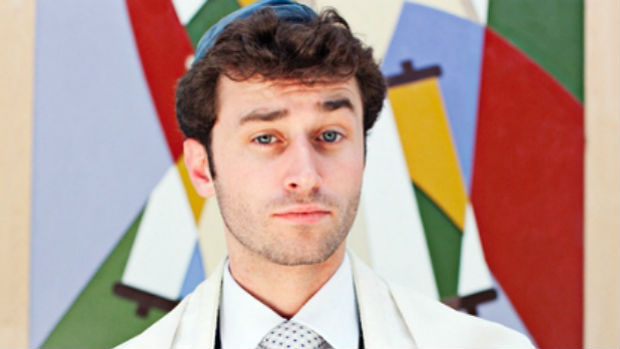 O ator pornô James Deen zomba de sua religião, o judaísmo, em foto de divulgação