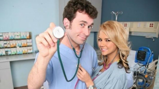 James Deen e a atriz pornô Ashlynn Brooke em foto de divulgação do filme Scrubs XXX, paródia pornô do seriado médico
