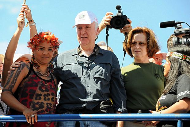 O diretor James Cameron e a atriz Sigourney Weaver na região da usina: campanha contra a obra