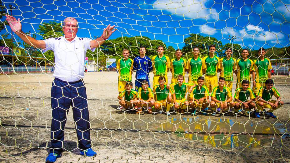 Álvaro Guzmán, primeiro treinador de James Rodríguez, no juvenil<br><br>