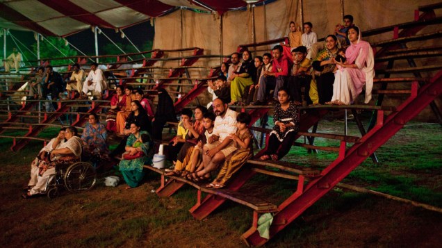 Famílias paquistanesas assistem a apresentação da trupe do Jan Baz Circus