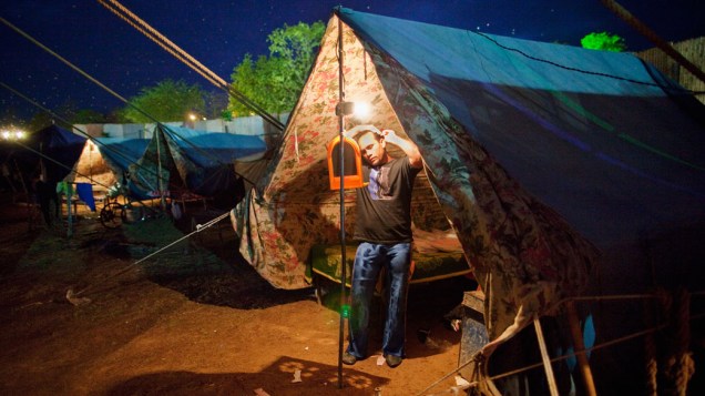 Artista do Jan Baz Circus preparando-se em sua tenda