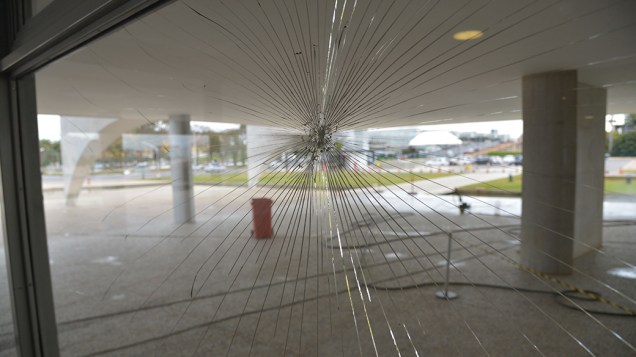 Um homem foi contido hoje (28) por seguranças do Palácio do Planalto, em Brasília, depois de atirar uma pedra em uma das vidraças da sede do Executivo